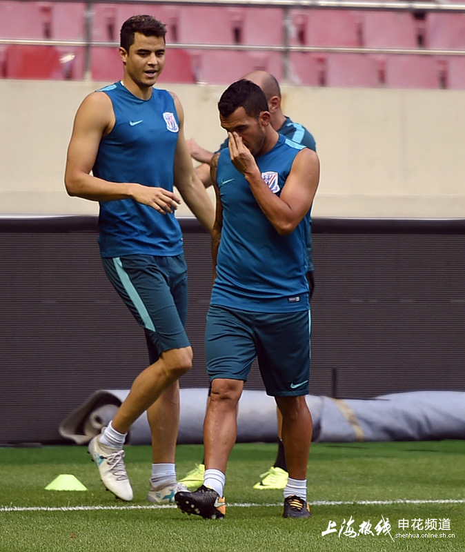 申花众将踩场忙训练 波耶特技痒难耐秀脚法(组图)