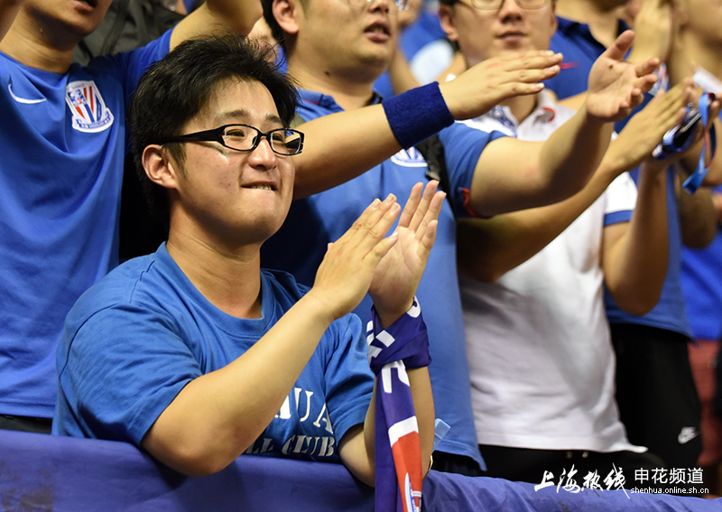 申花谢场众将竖拇指点赞 球迷激动鼓掌回应(组图)