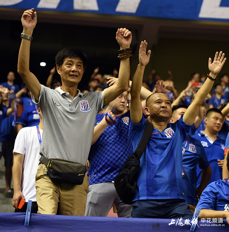 申花小胜众将竖拇指点赞 球迷激动鼓掌回应(组图)