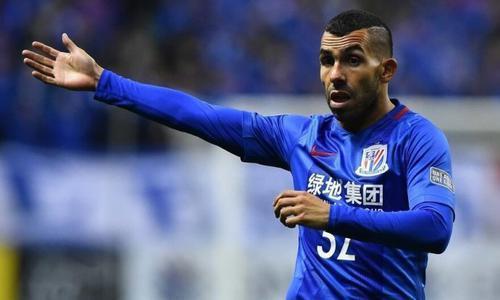 图说:特维斯因为屡次在申花的比赛日带家属逛迪士尼,而被部分申花球迷