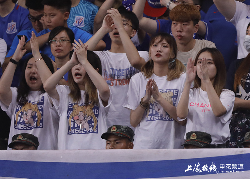 美女申花球迷助阵德比鼓掌呐喊靓丽风景线组图