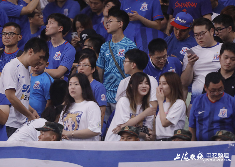 美女申花球迷助阵德比鼓掌呐喊靓丽风景线组图