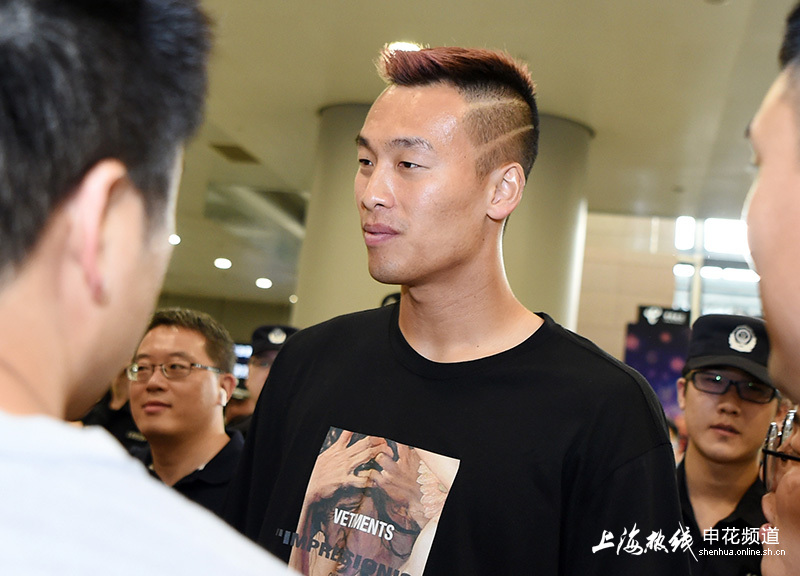 金信煜抵沪引申花球迷热捧休闲装神情轻松组图