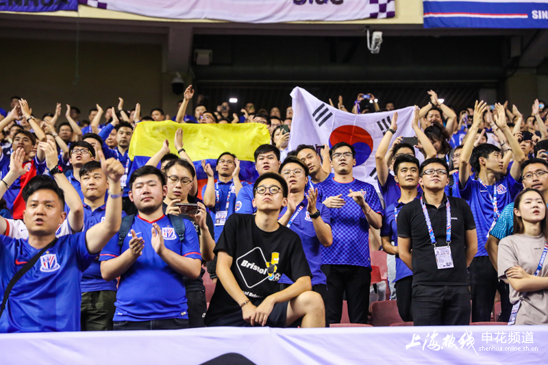 申花球迷口号助威势如虹 赢球喜悦溢于言表(组图)